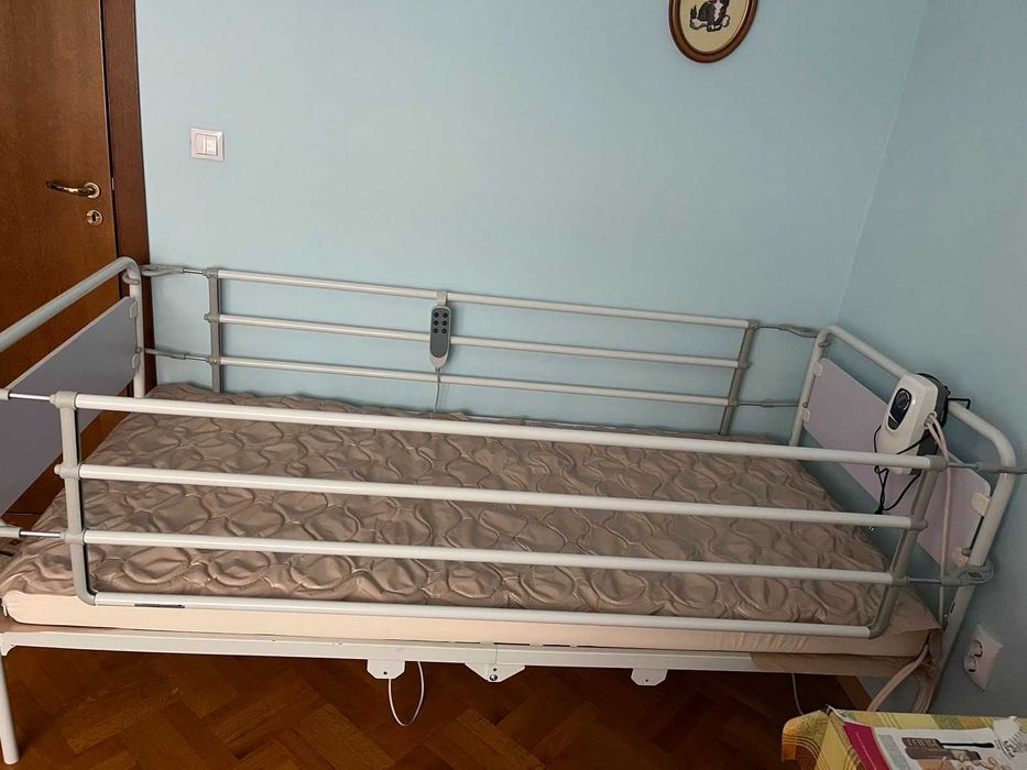 Болнично легло в комплект със страници, матрак и антидекубитален дюшек