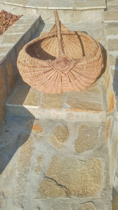 Плетени кошници..Верига за огнище . Плетени дамаджани.