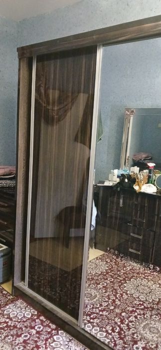 Акрил Шкаф  эшиклари роликли холати  яхши