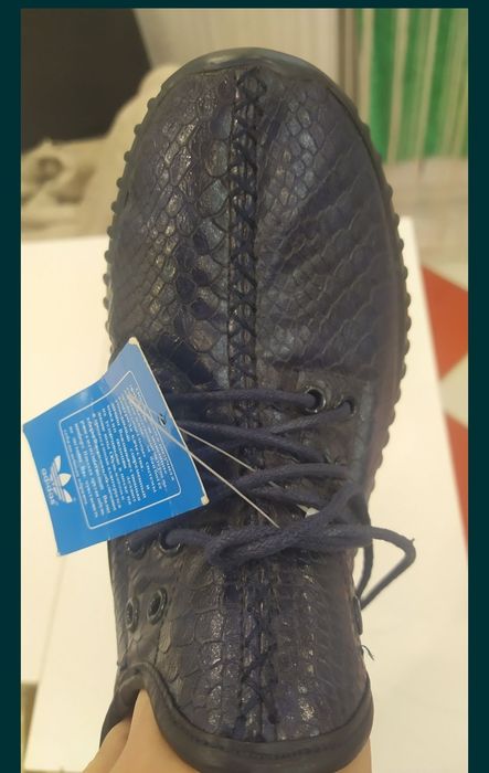 Новые кроссовки.