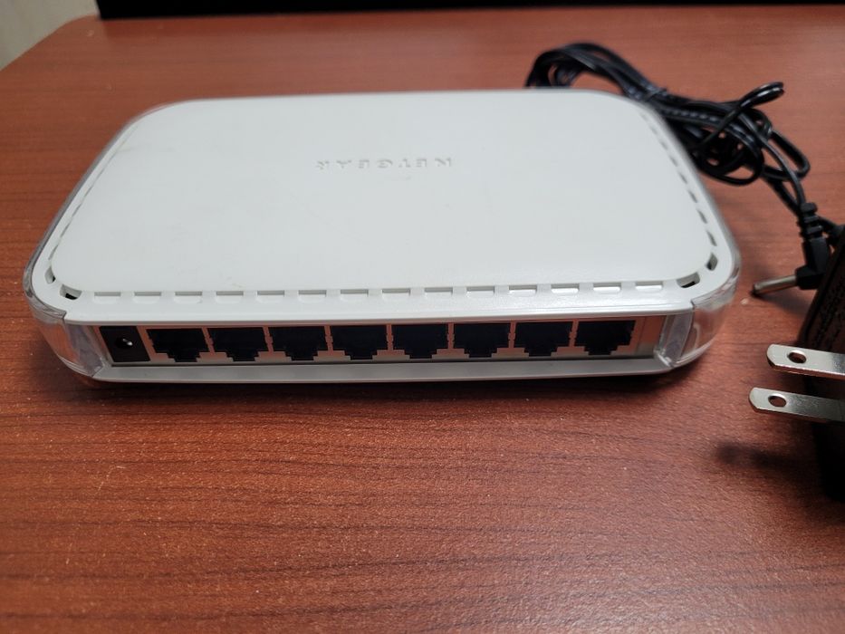 Switch Netgear 8 porturi