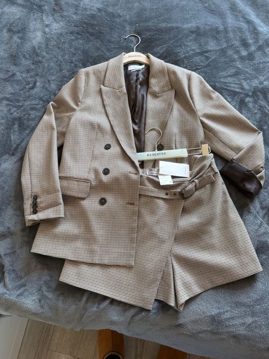 Сако с къси панталони