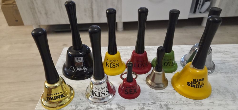 Vand clopotei de Craciun si ornamentali de colectie. Vezi 8 poze