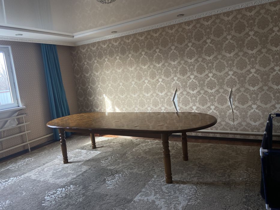 Стол для гостинной