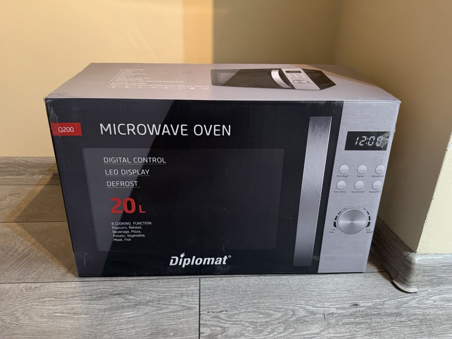 Продавам микровълнова фурна DIPLOMAT Q200