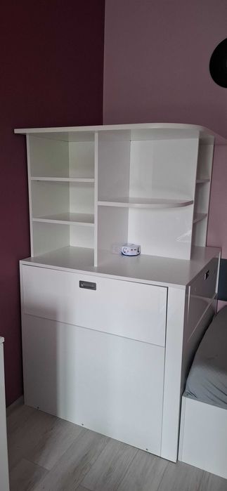 Pat cu lada de lenjerie si biblioteca