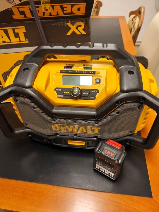 Radio cu statie de incarcare pentru acumulatori XR Li-Ion 18/54 V, DeWALT, DCR027