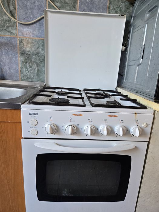 Aragaz Zanussi cu plita electrica pe gaz + butelie