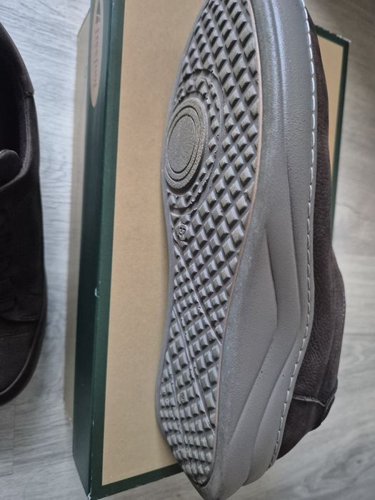 Дамски спортни обувки