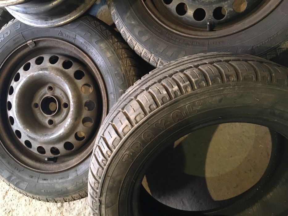 Vand 5 jante R14 cu 4 prezoane + 1 cauciuc