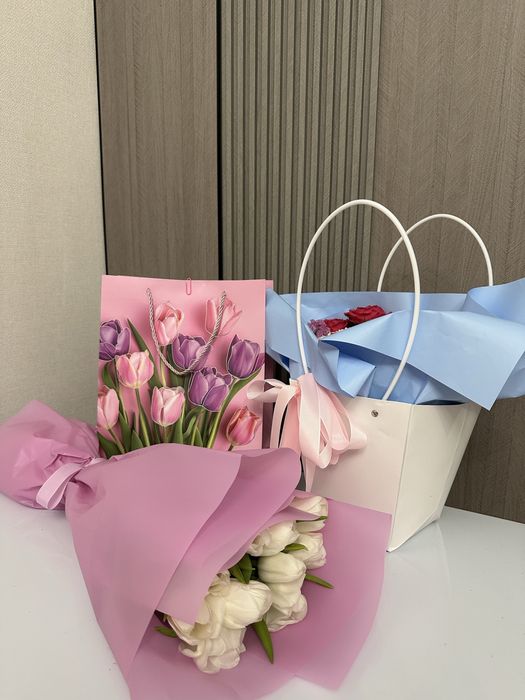 Букет цветы роза, тюльпан, корзина