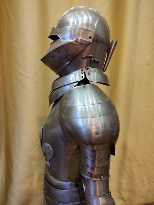 Armura cavaler medieval metalică tablă înălțime 95 cm