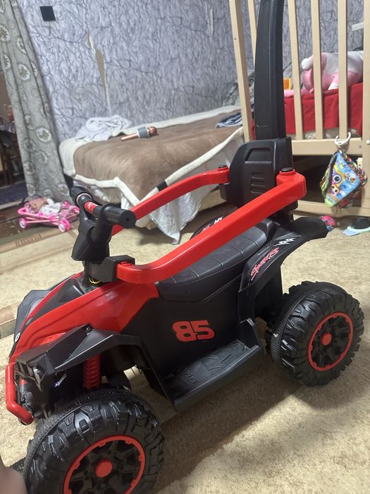 Продам машинку на акамуляторе