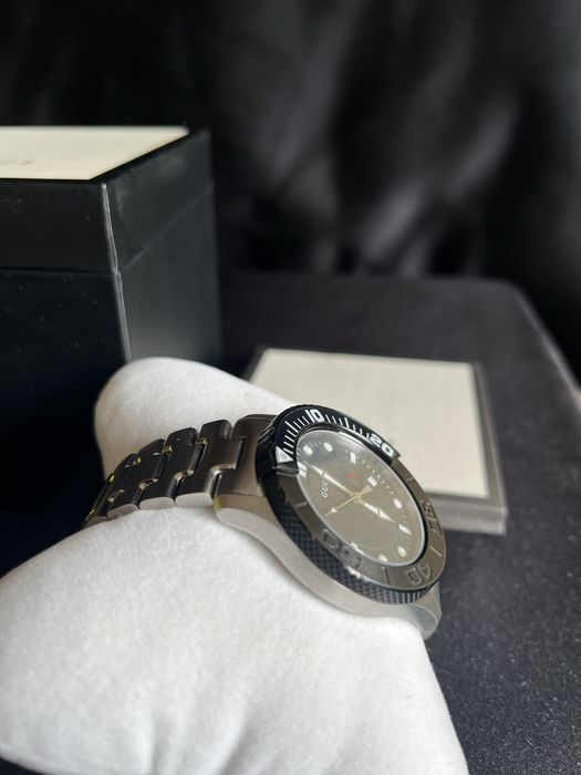 GUCCI оригинален часовник с гаранция и кутия