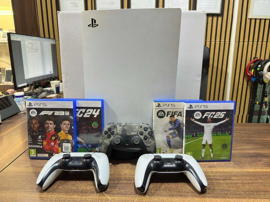 Sony PlayStation 5 Disc Edition с 3 джойстика и 4 игри