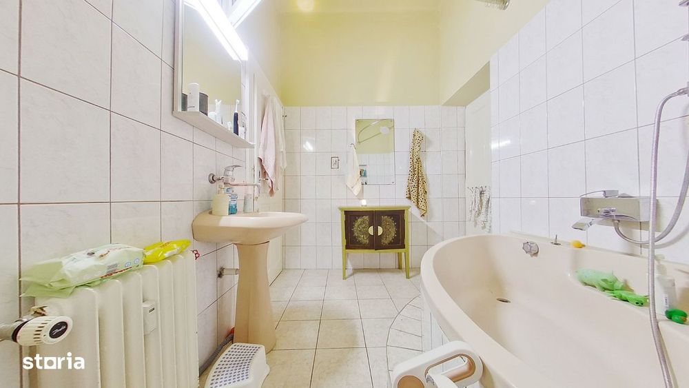 Apartament modern cu 3 camere intr-o cladire istorica, la 300 m de Pri
