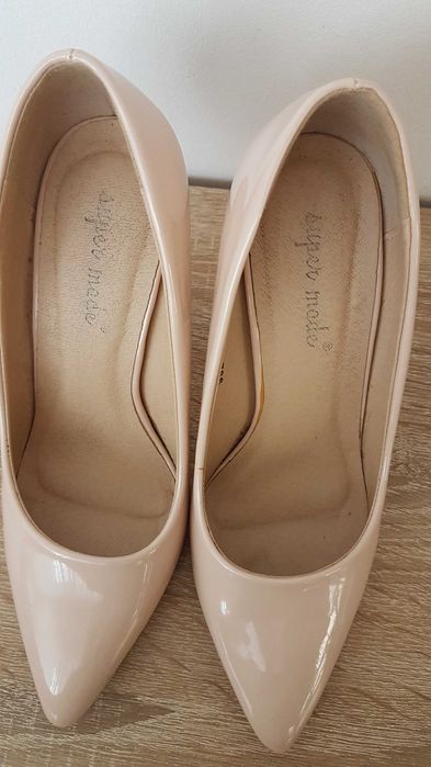 Pantofi crem, lac, marimea 35, toc 9.5cm