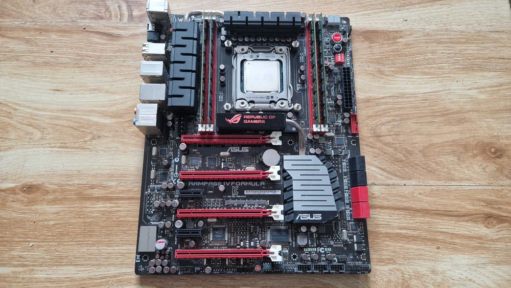 KIT 2011 i7-3820+Placa Asus ROG Rampage IV FORMULA+8GB RAM la 275lei!