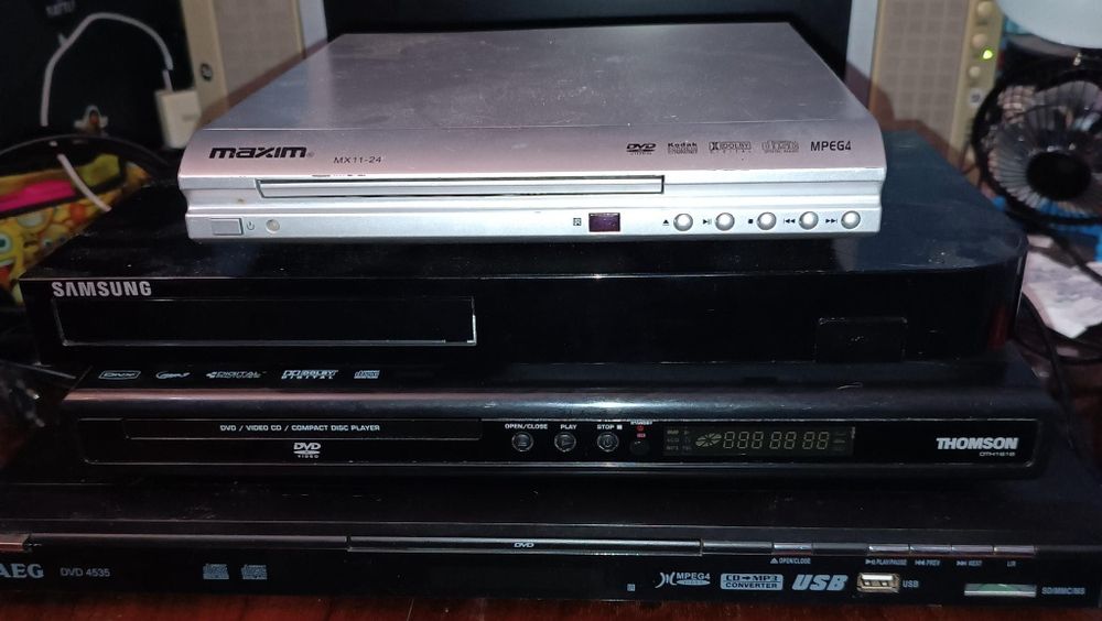 Vând 4 DVD Playere Blu-Ray!