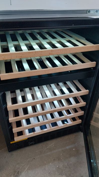 Витрина хладилник за вино за 46 бутилки 129л