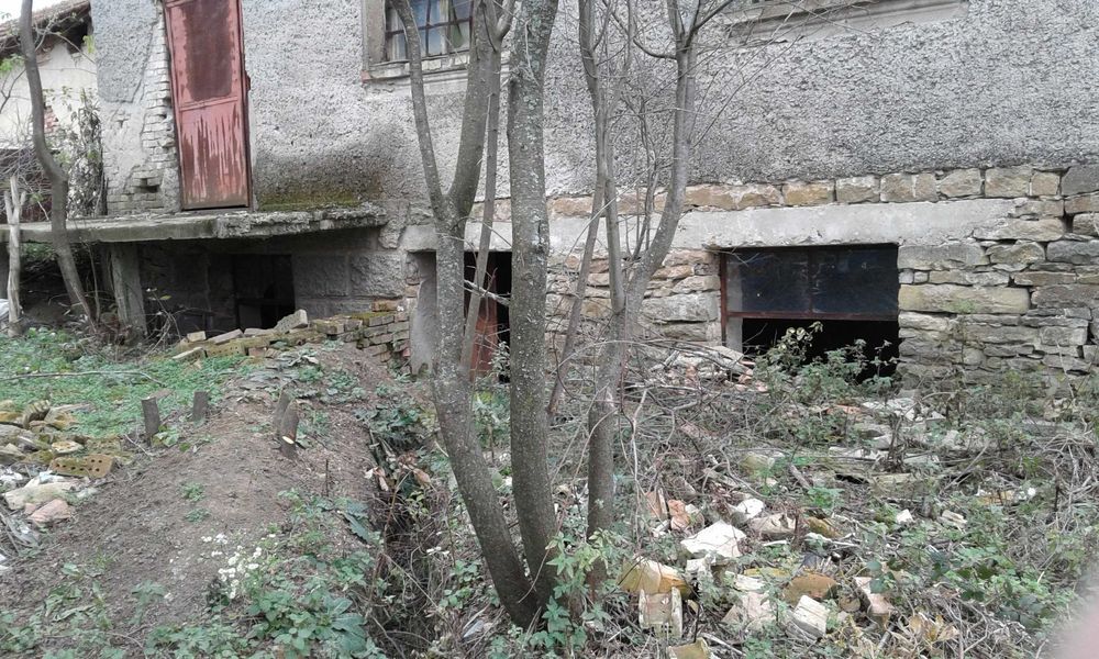 Тухлена къща !!! и  селскостопански постройки  село Горна Кабда