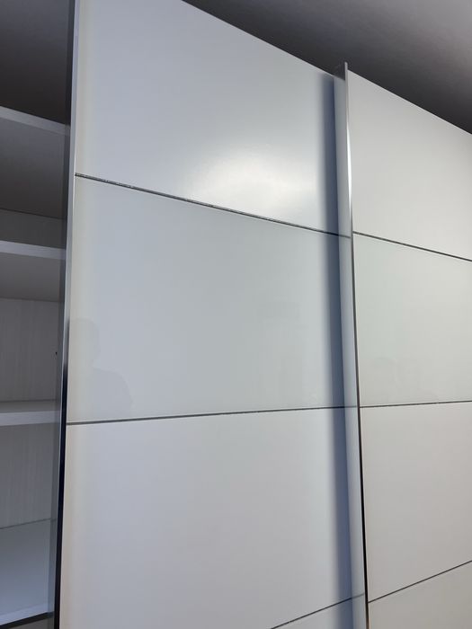 Dressing/Dulap 300/220/62 cm 2 usi culisante alb mat si sticla