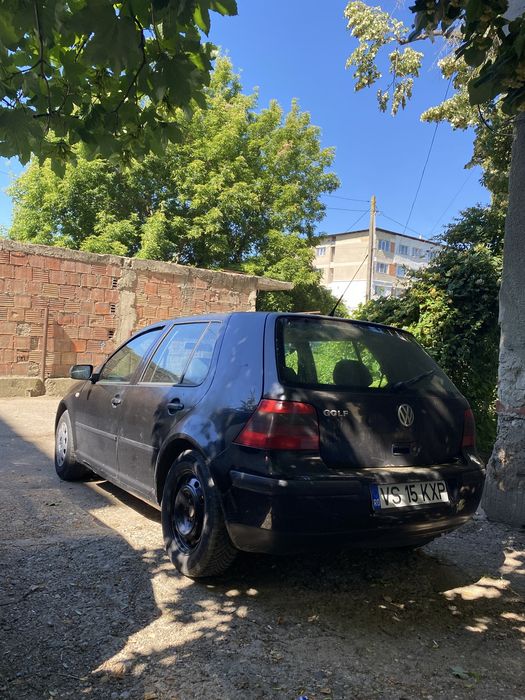 Vând golf 4 1.6 benzină an 2003.