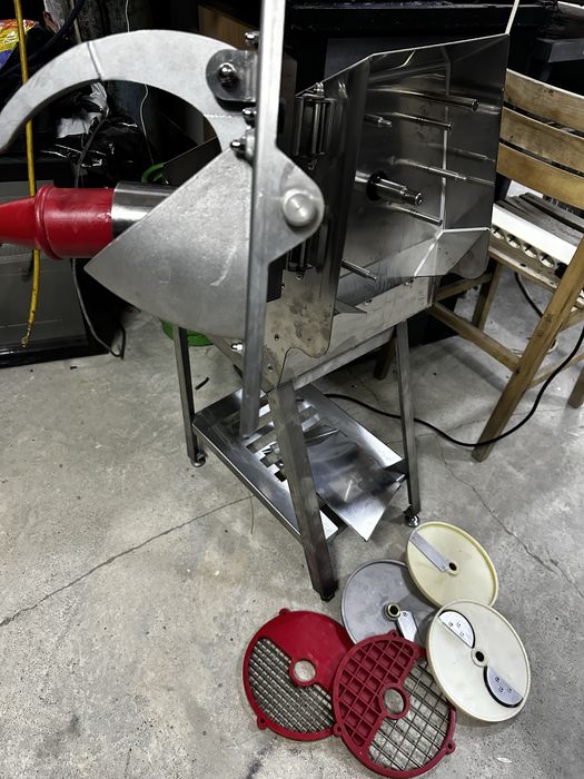 Зеленчукорезачка с ножове