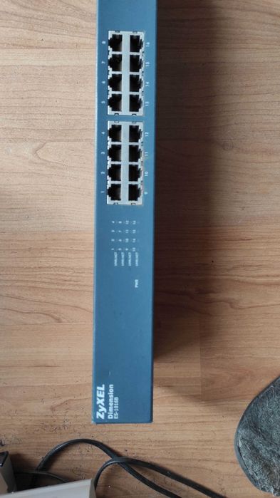 switch Zyxel ES-1016B 16 porturi