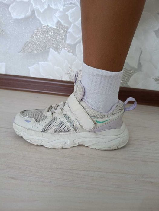 Продам школьную обувь