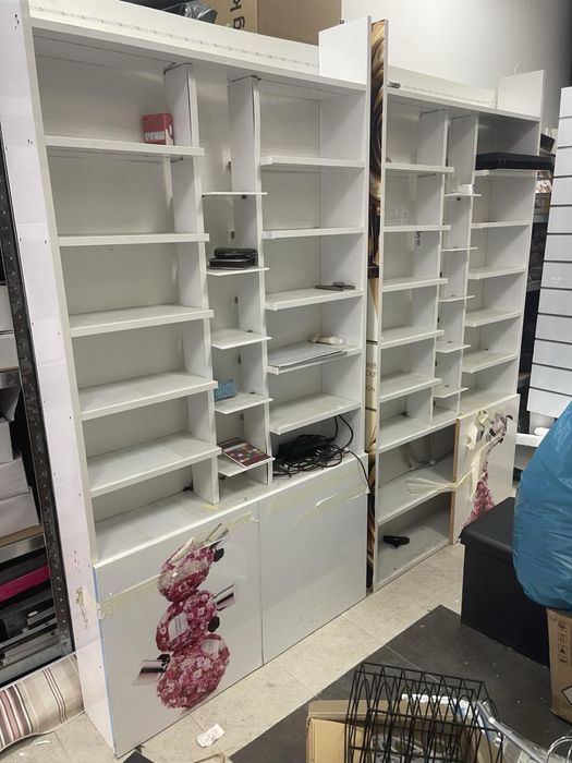 Щанд / Витрина бял ПДЧ със засветяване