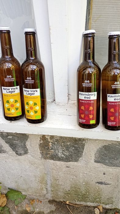 Маса+Дантели+Чинии+бутилки бира+Бутилки к.кола