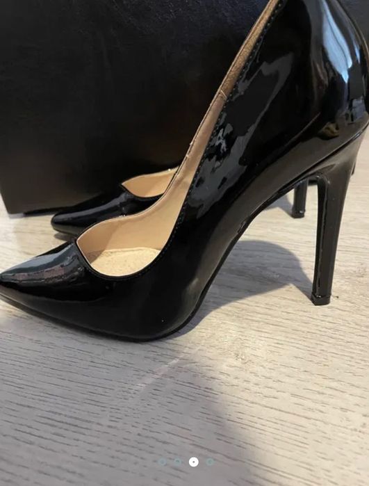 Черни лачени обувки на ток