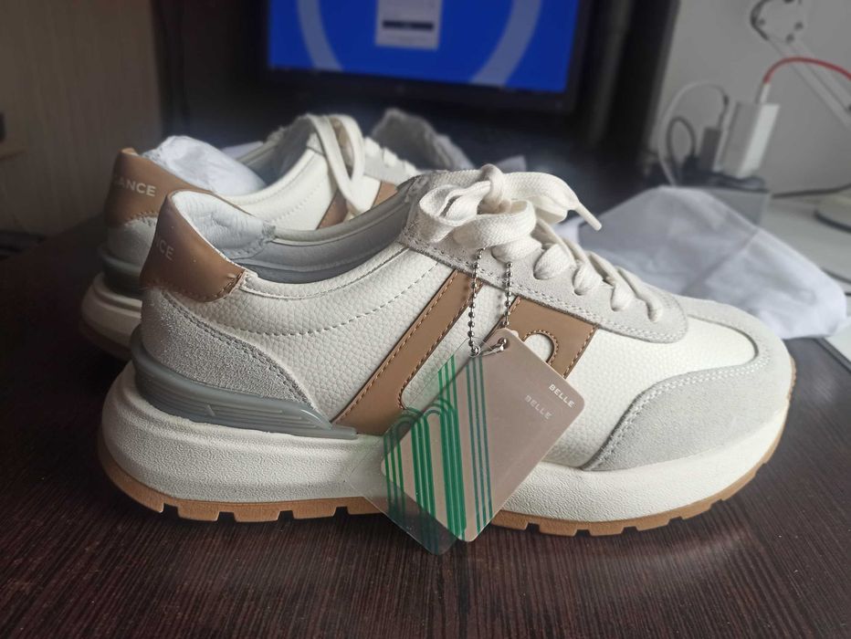 Продам женские кроссовки