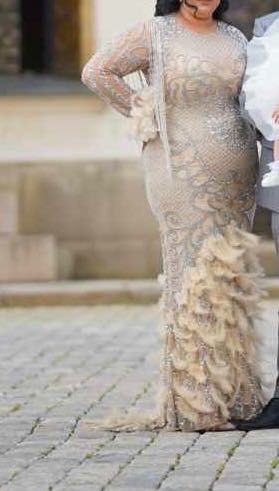 Офицялна рокля бежава