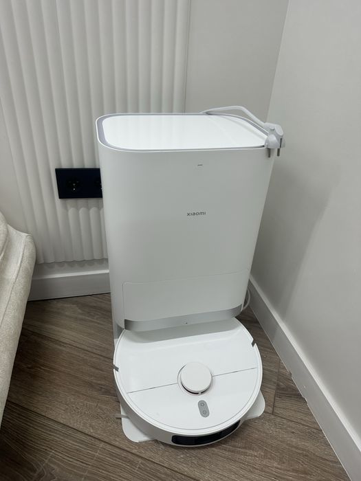 Продам робот - пылесос со своей станцией !