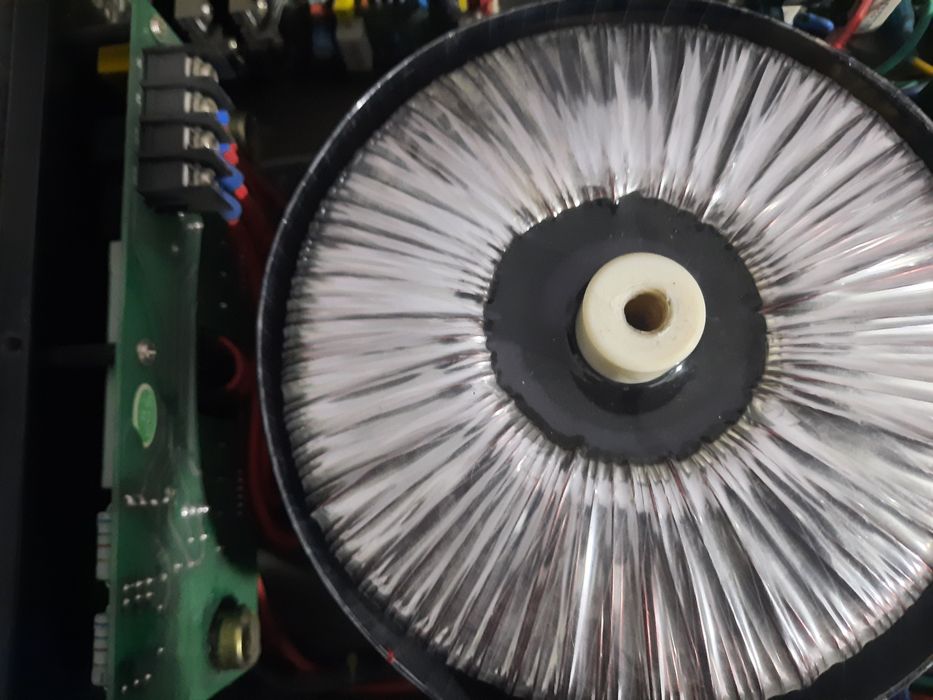 Усилитель  канес  сотилади Тошкент Учтепа 2×1200 ват оригинал аппарат.