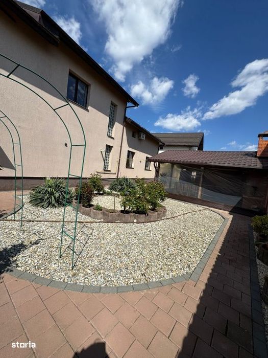 Vila Superba pentru 2 familii /9 Camere /Curte 721