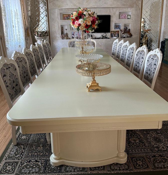 Стол со стульчиками для гостиной