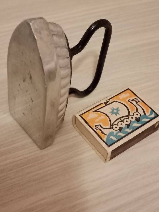 Продам старый сундук и старинный алюминиевый утюжок