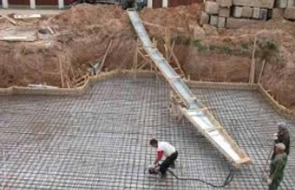 Выполнение бетонных работ. Выполнение бетонных работ. Стройка бетон. Выполнение бетонных работ. Бетон заливка фундамента.