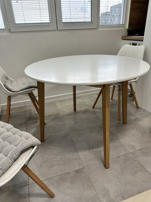 Маса за хранене. Бял и дървен цвят.