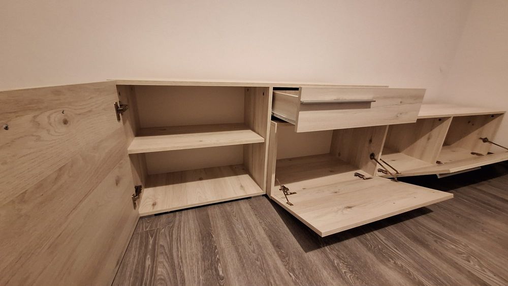 Dulap dressing 180x200 cu 4 uși - pat dormitor 160x200 somiera rabatabila cu 2 noptiere - comodă TV 260x55