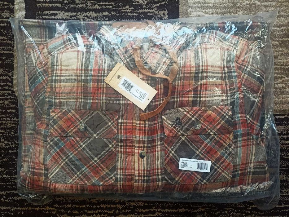 Hanorac Legendary Whitetails men's maplewood hooded shirt jacket.