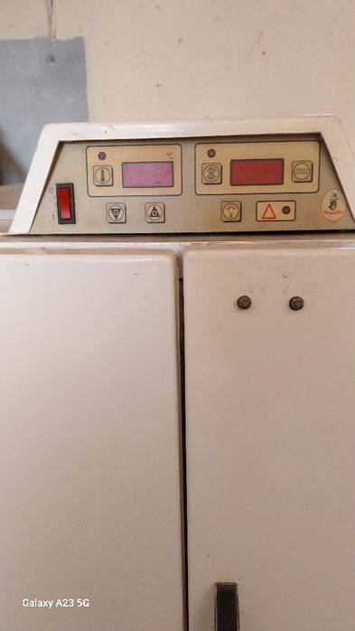 Incubator pentru oua de struț