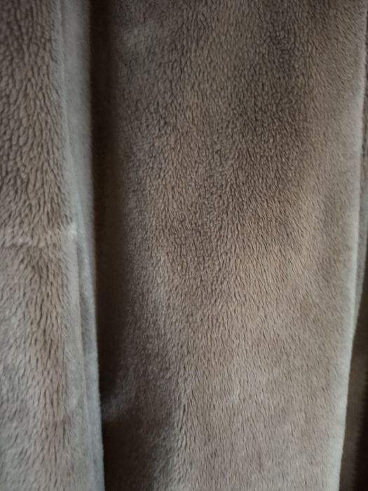 Палто пепел от рози прелива в сребрист.