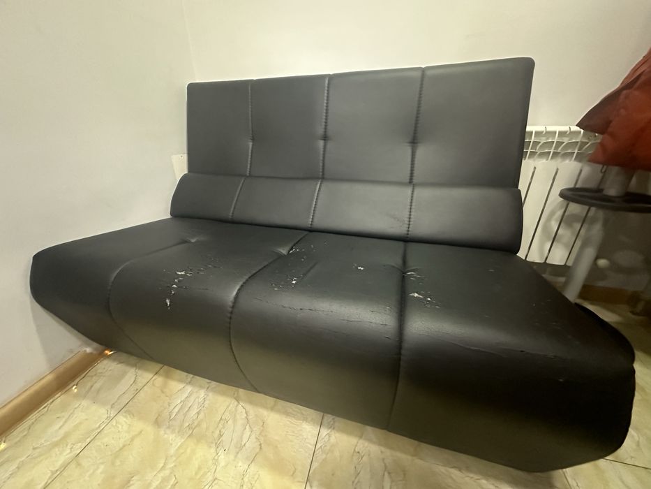 Кожанный диван, черный.