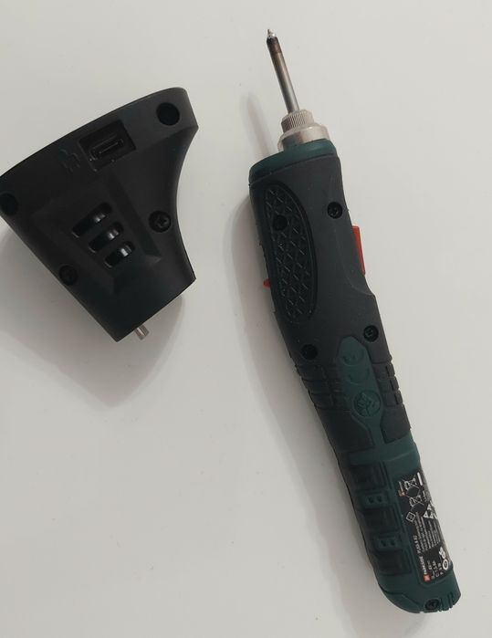 Ciocan (pistol, letcon) lipit pe acumulator (baterie)