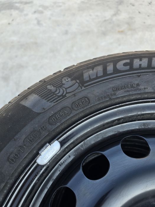 2 Броя 205/60/16 Michelin 6mm 23dot