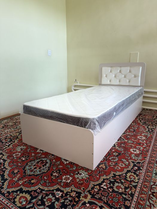 Krovat bir kishlik krovat. Kravat ishlap chiqaruchidan matrs bilan art